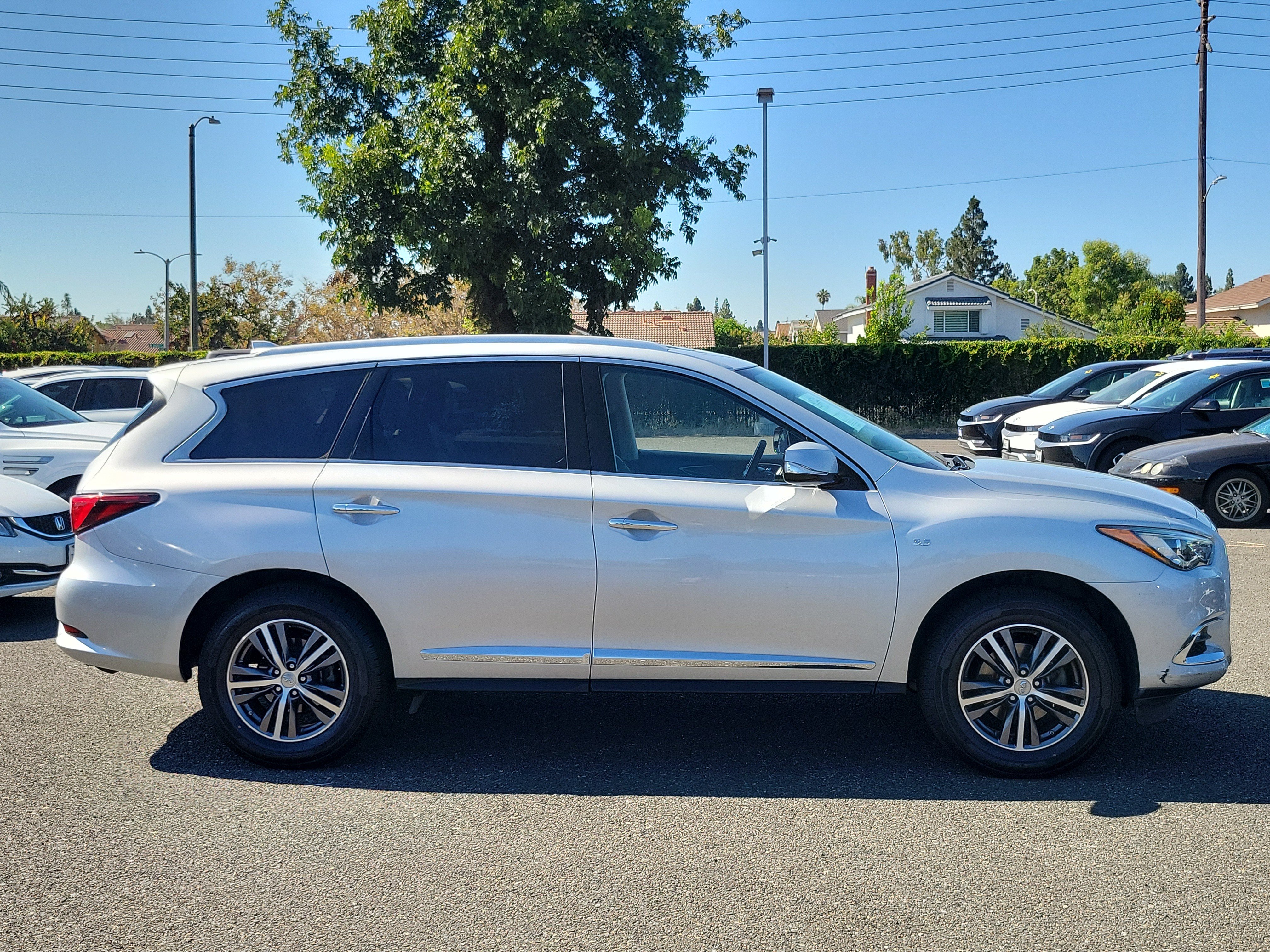Used 2017 INFINITI QX60 Luxe w/ Premium Package AWD/4WD image 5