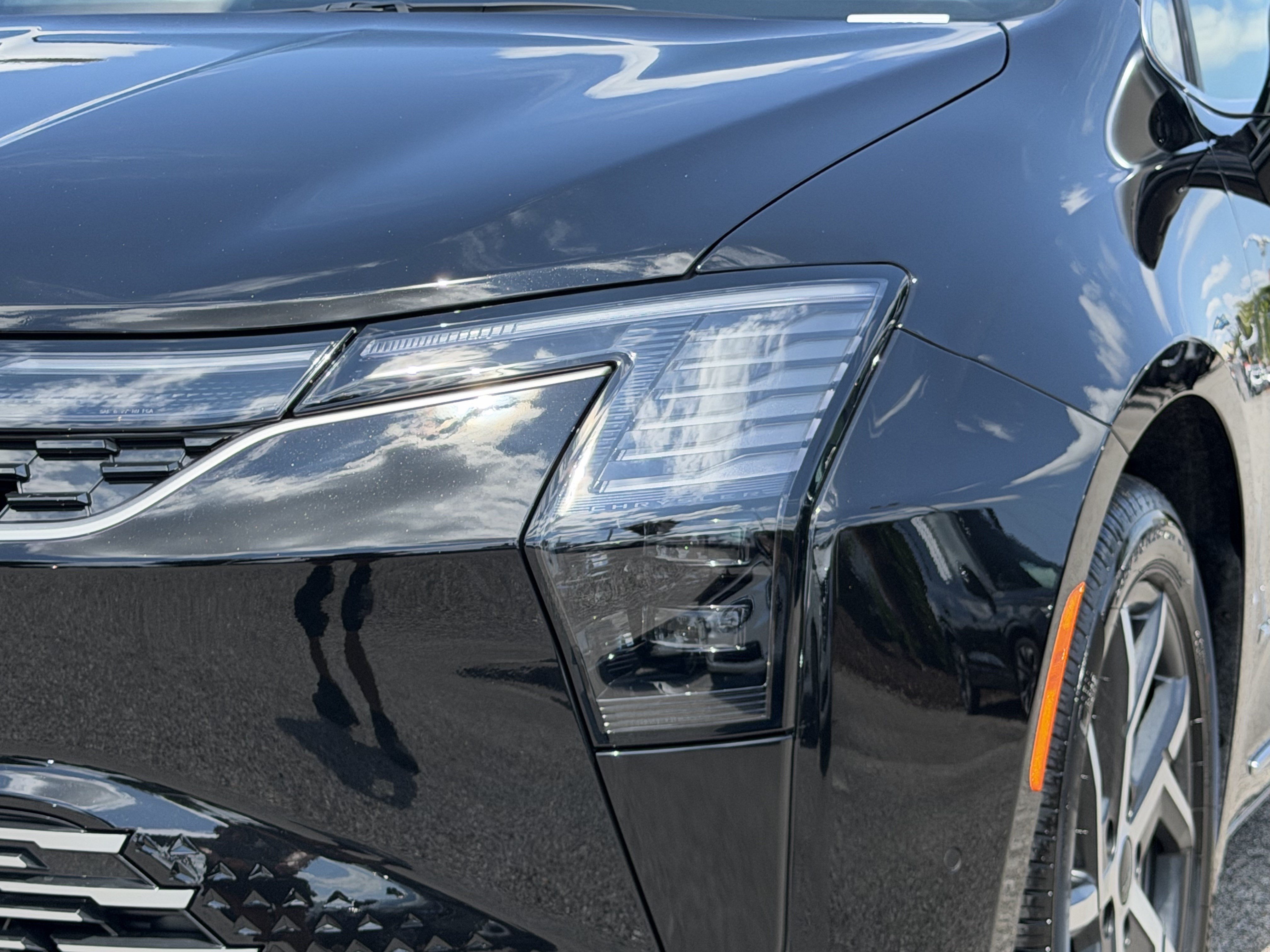 New 2027 Chrysler Pacifica Pinnacle w/ Theater Group FWD image 6