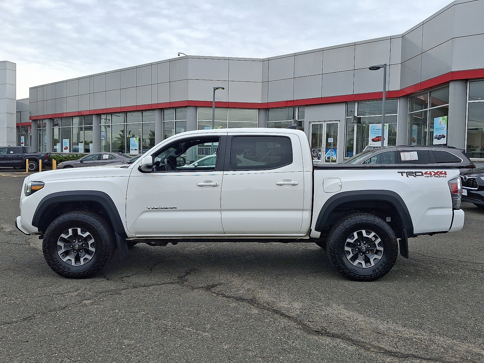 Used 2023 Toyota Tacoma TRD Off-Road w/ TRD Premium Off Road Package AWD/4WD image 4