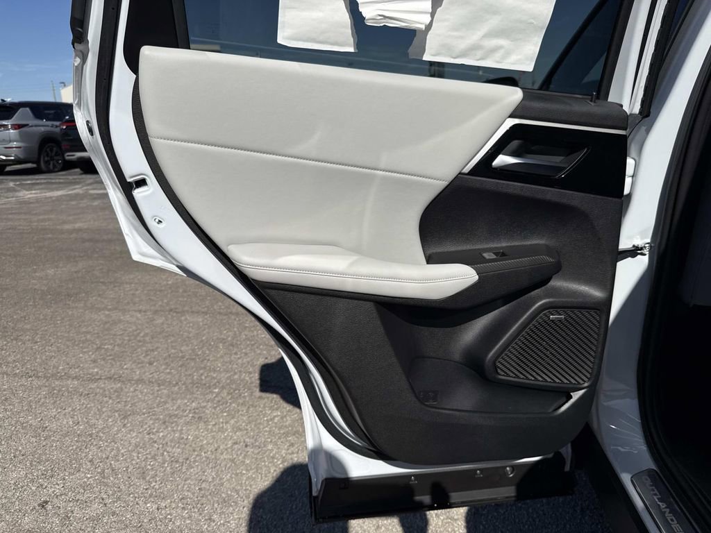 New 2026 Mitsubishi Outlander SE image 11