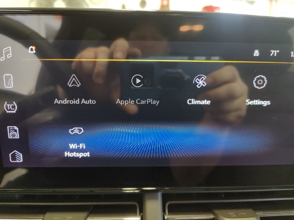 New 2025 Chevrolet Trax RS w/ Sunroof Package image 24