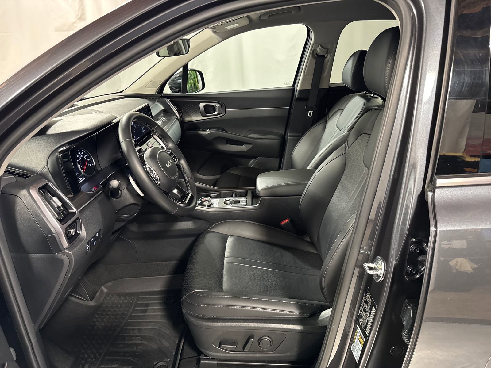 Certified 2022 Kia Sorento EX AWD/4WD image 3