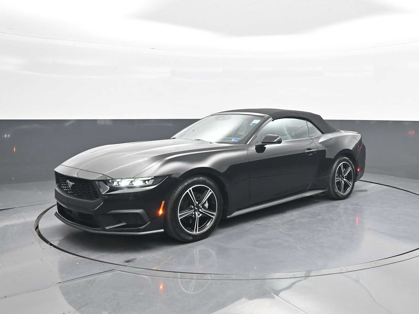 Used 2025 Ford Mustang Premium RWD image 4