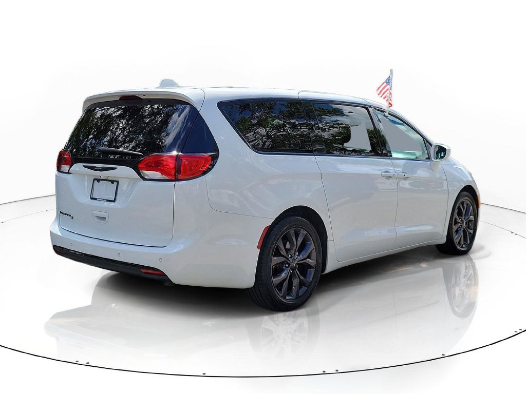 Used 2018 Chrysler Pacifica Touring Plus w/ S Appearance Package FWD image 3