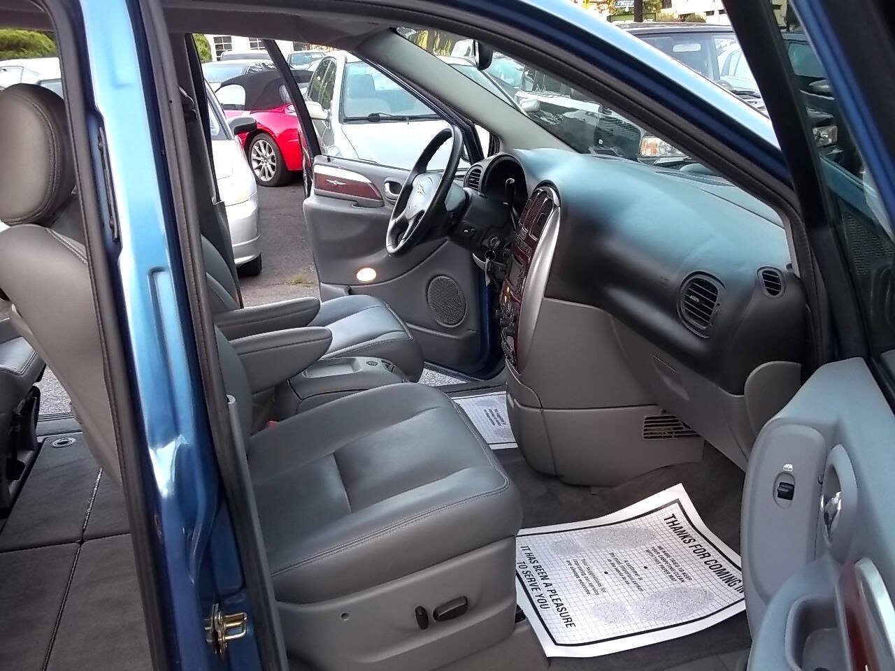 Used 2007 Chrysler Town & Country Limited FWD image 12