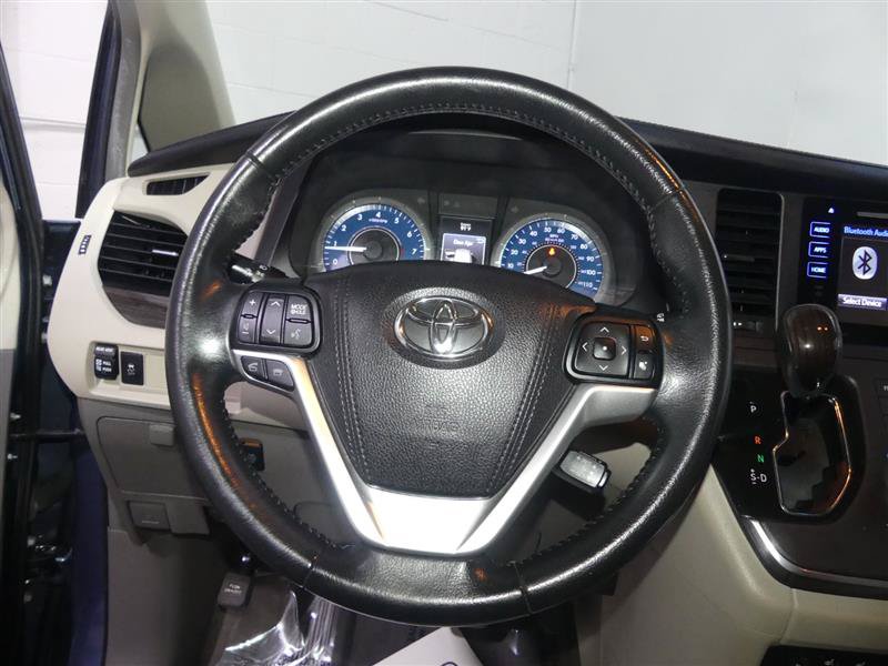 Used 2015 Toyota Sienna XLE FWD image 29