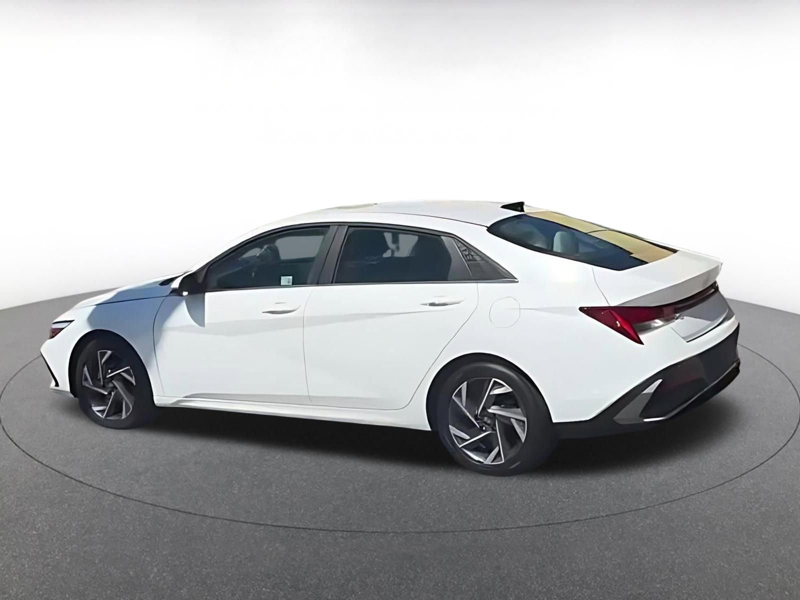 Used 2025 Hyundai Elantra Limited image 8