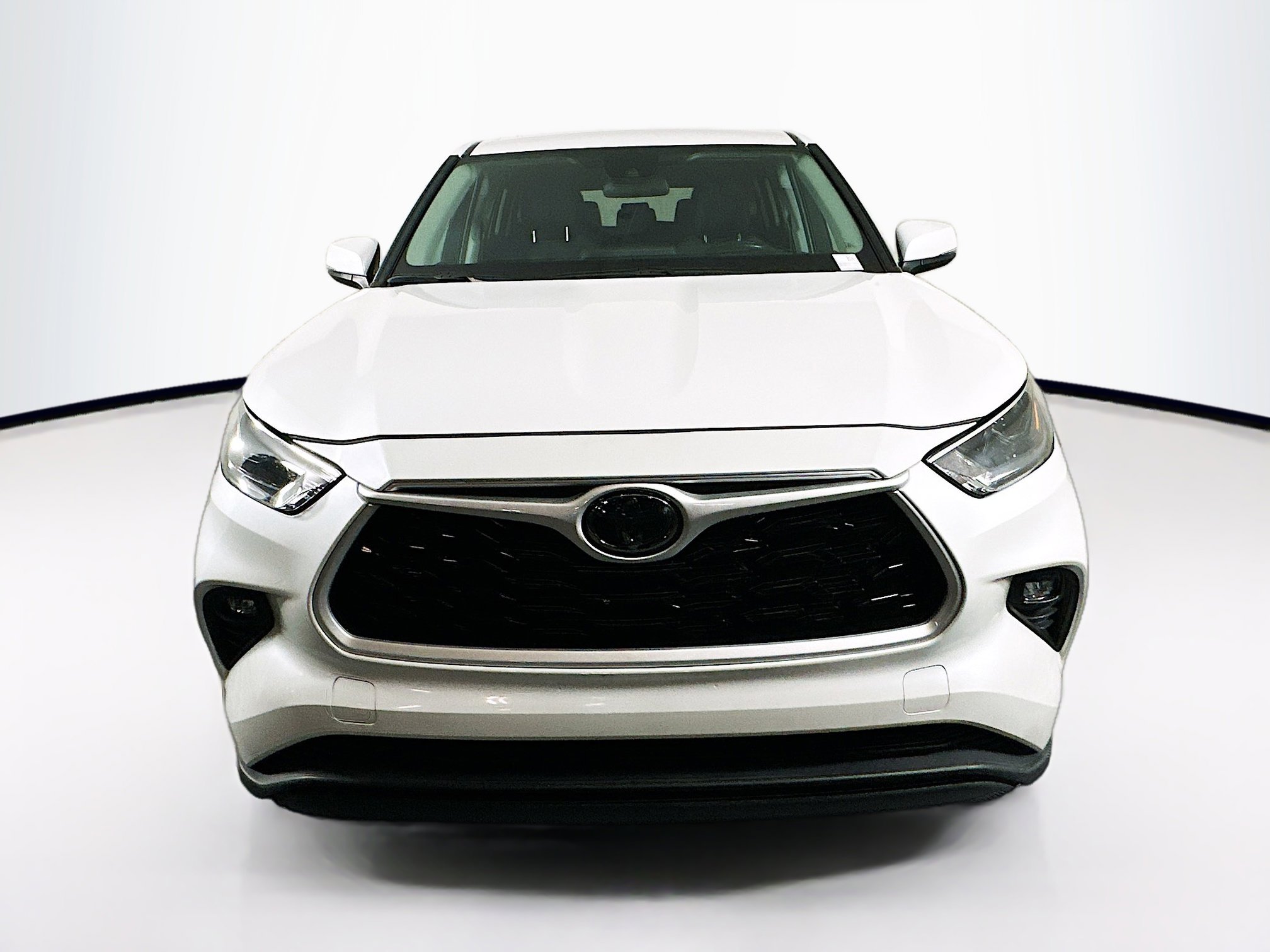 Used 2024 Toyota Highlander LE image 2