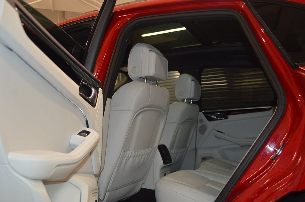 Certified 2025 Porsche Macan AWD/4WD image 33
