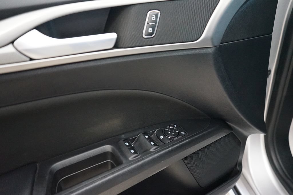 Used 2018 Ford Fusion SE w/ Fusion SE Technology Package FWD image 24