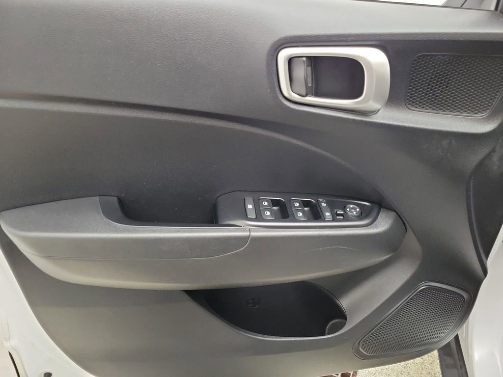 Used 2022 Hyundai Venue SEL image 17