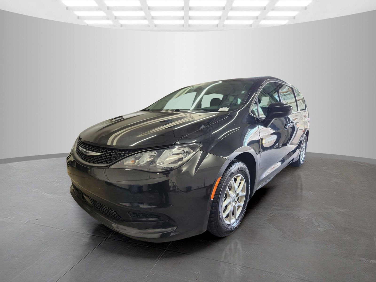Used 2023 Chrysler Voyager LX FWD image 3