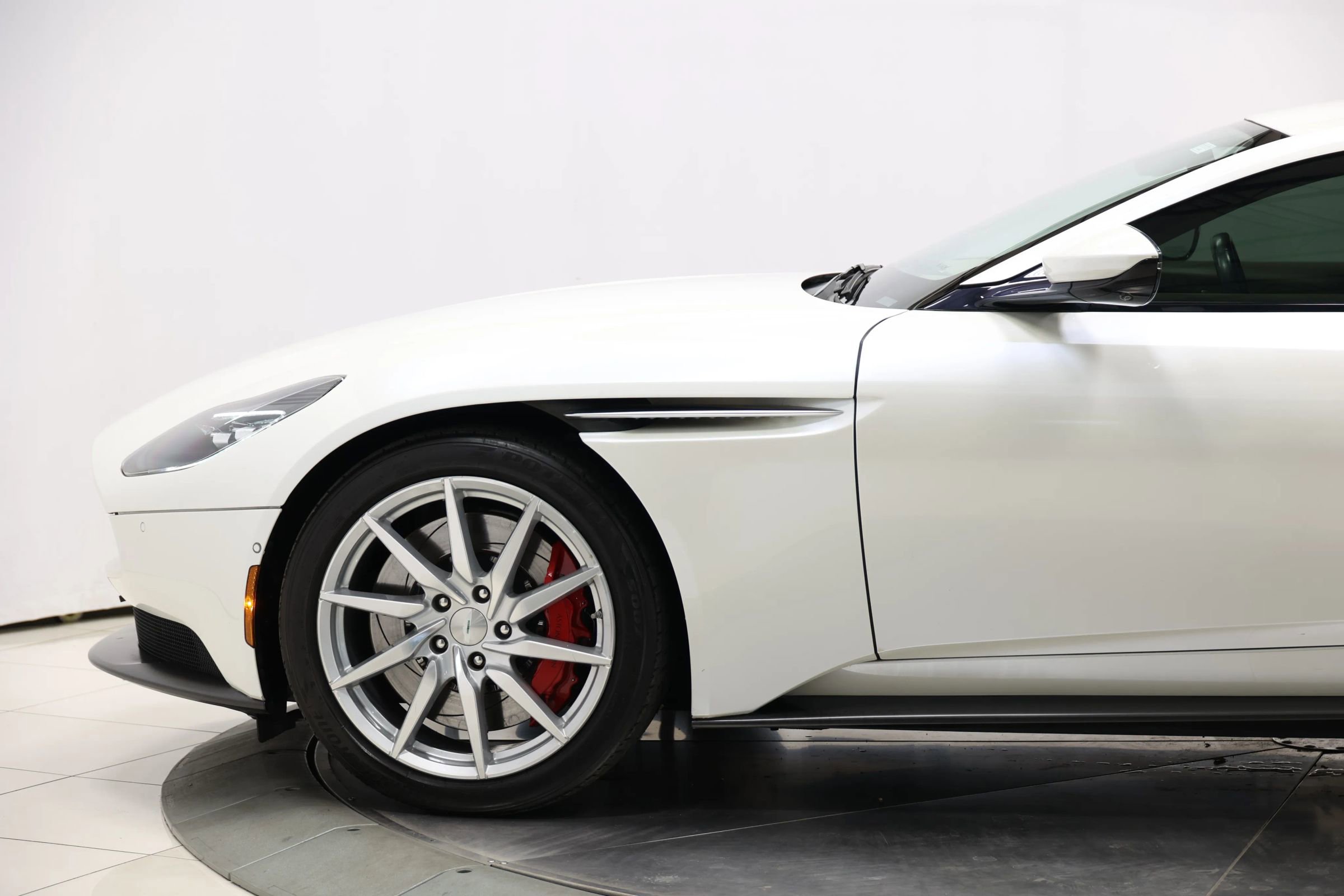 Used 2018 Aston Martin DB11 Coupe image 9