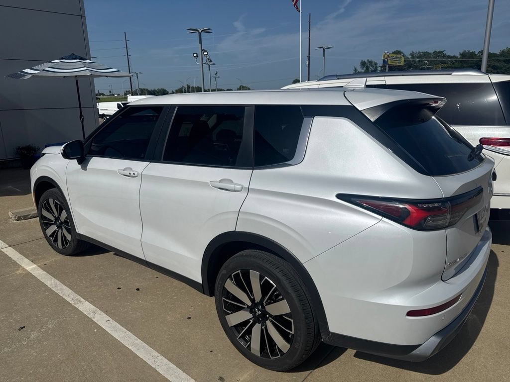 Used 2025 Mitsubishi Outlander SE AWD/4WD image 6