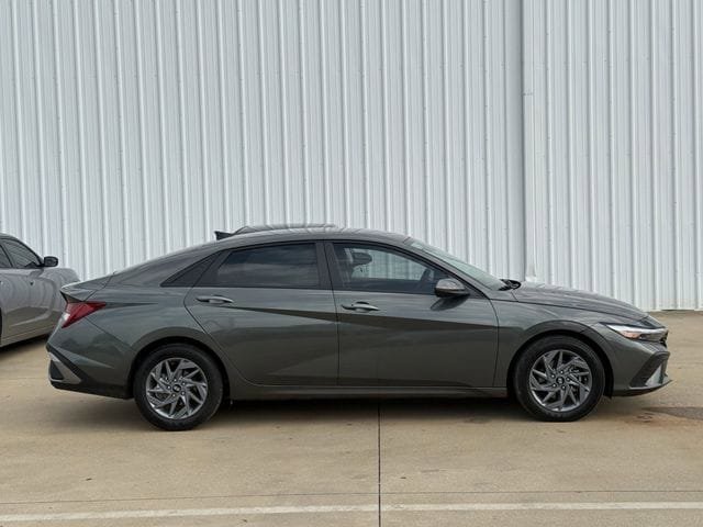 Used 2025 Hyundai Elantra Hybrid FWD image 3