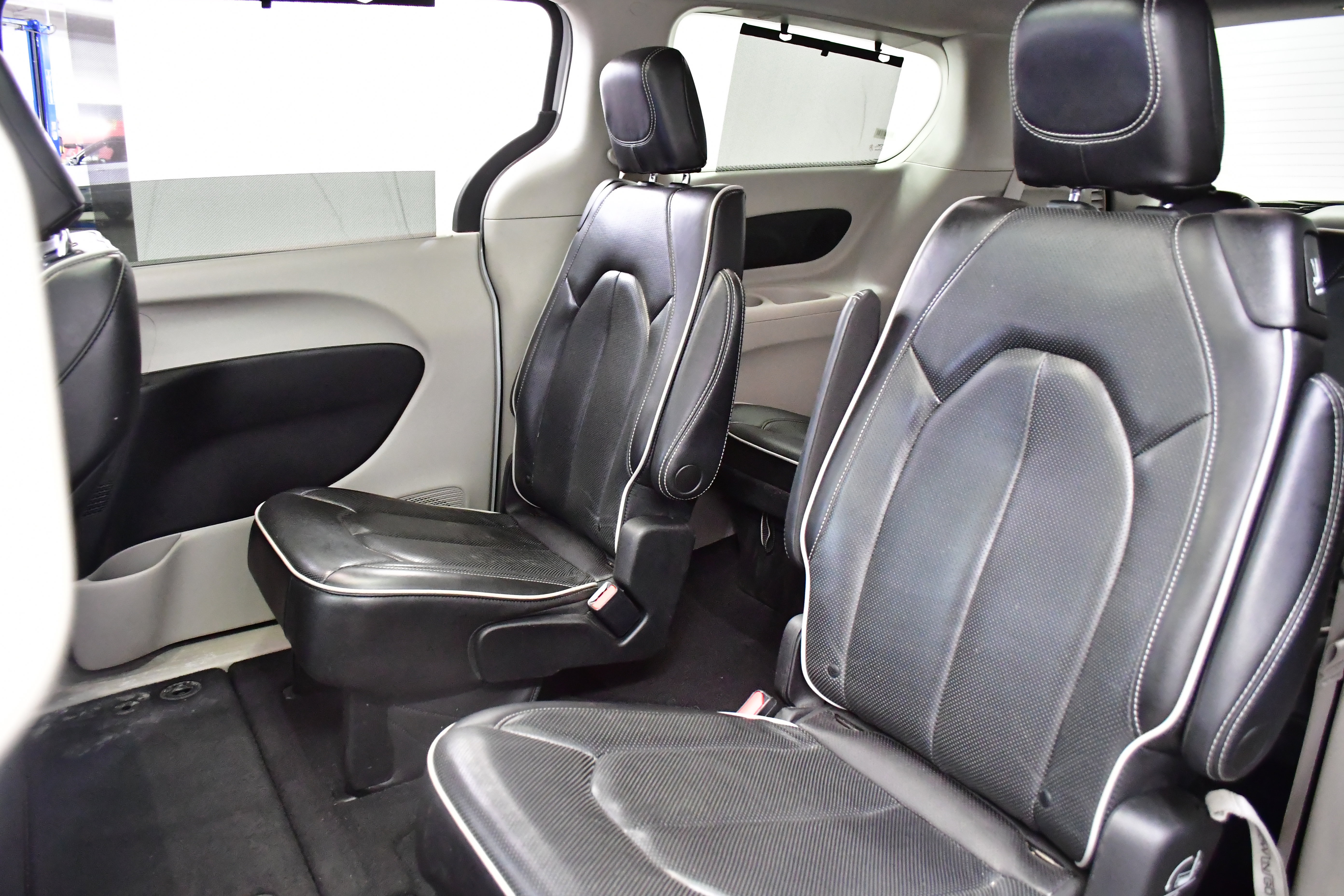 Used 2023 Chrysler Pacifica Limited FWD image 12
