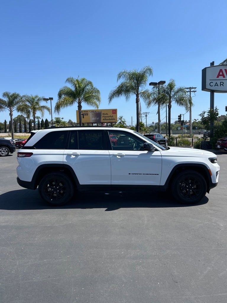 Used 2025 Jeep Grand Cherokee Altitude image 4