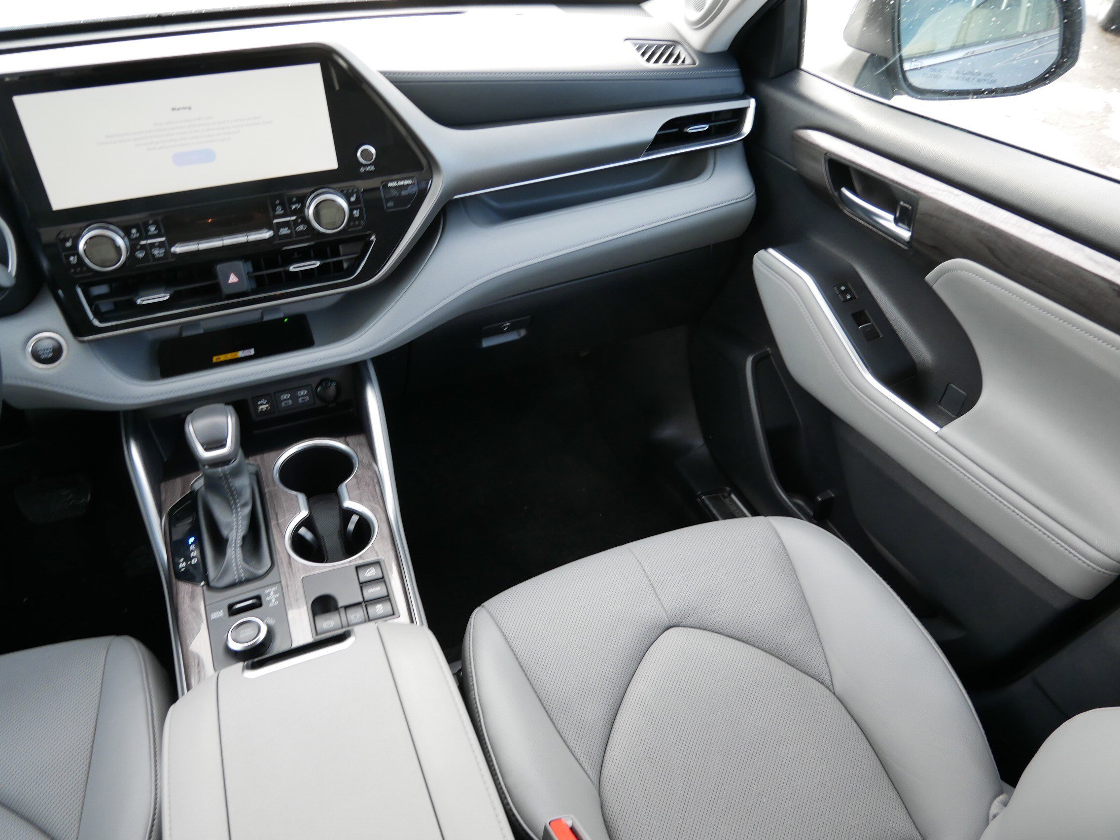 Used 2024 Toyota Highlander Limited image 11