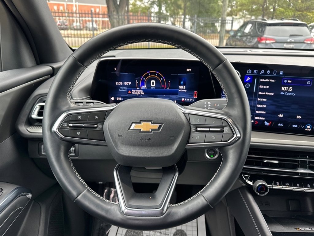 Used 2025 Chevrolet Traverse LT image 16