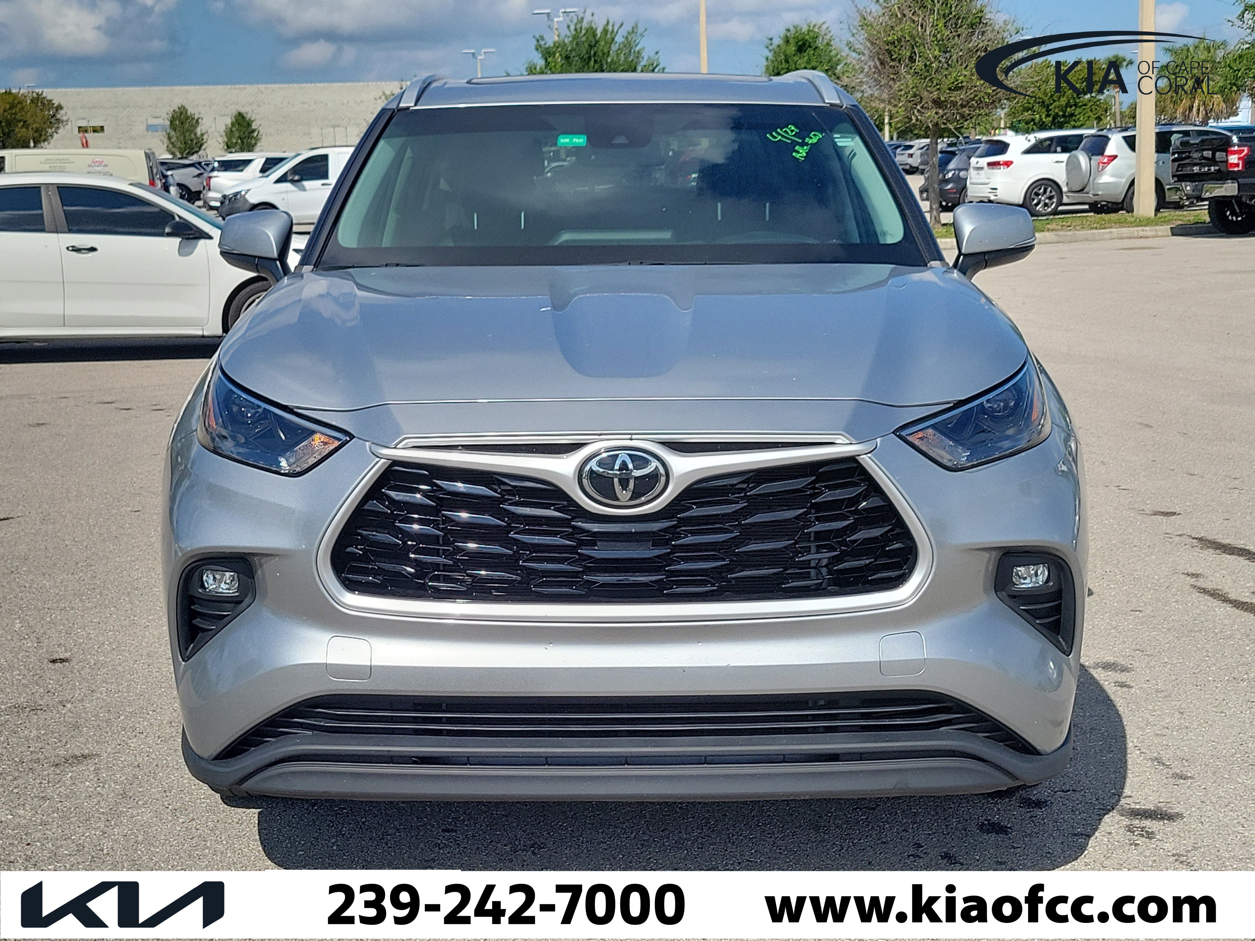 Used 2022 Toyota Highlander XLE FWD image 2