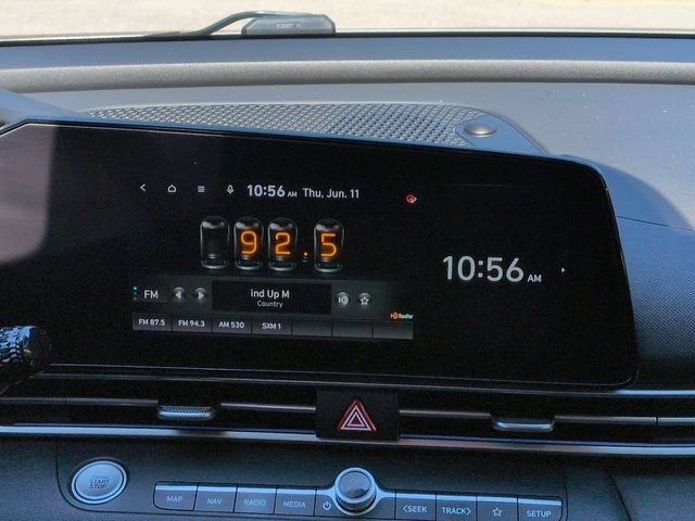 Used 2022 Hyundai Elantra Limited w/ Preferred Accessory Package FWD image 17