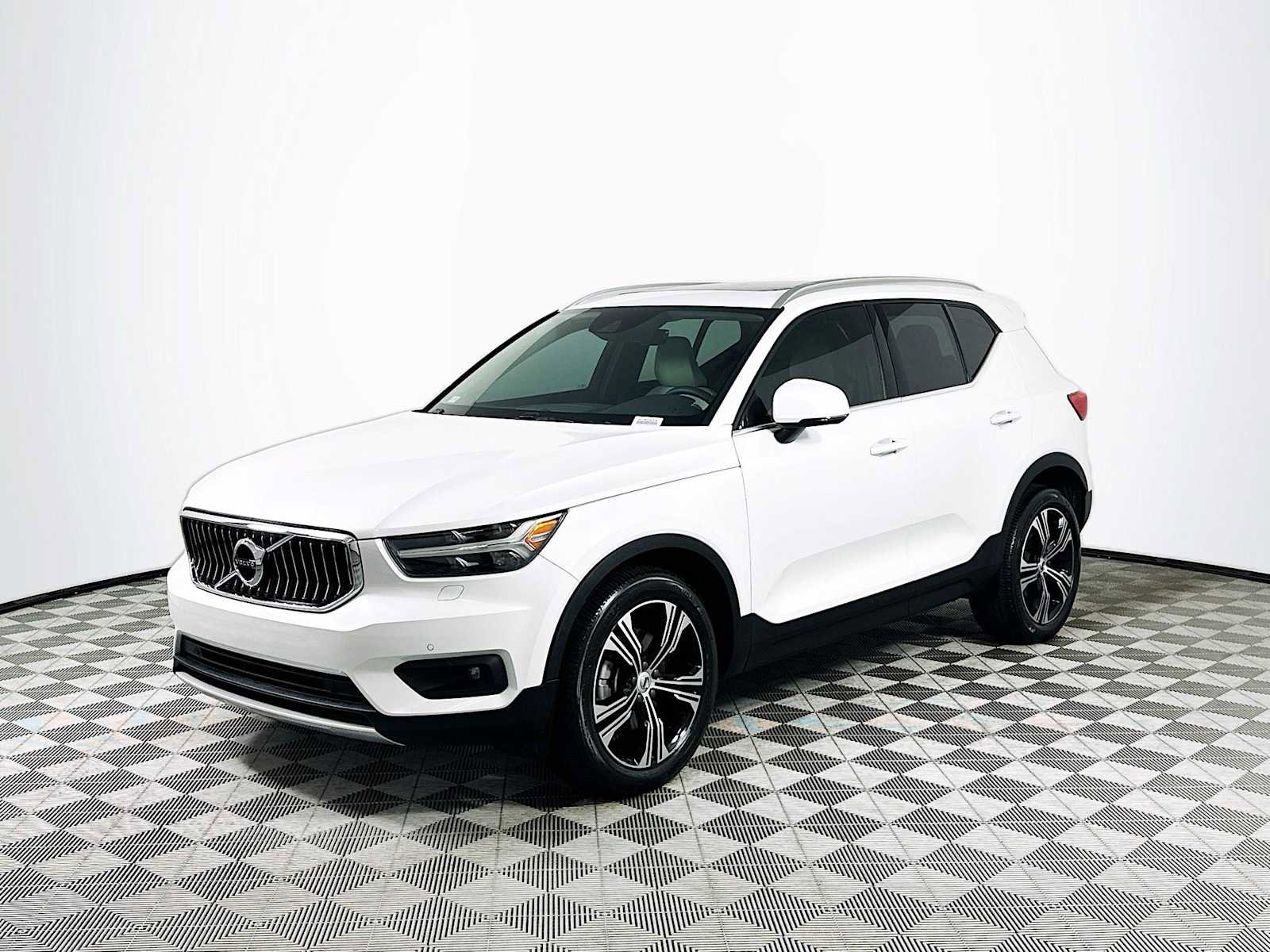 Used 2022 Volvo XC40 T4 Inscription w/ Climate Package FWD image 3