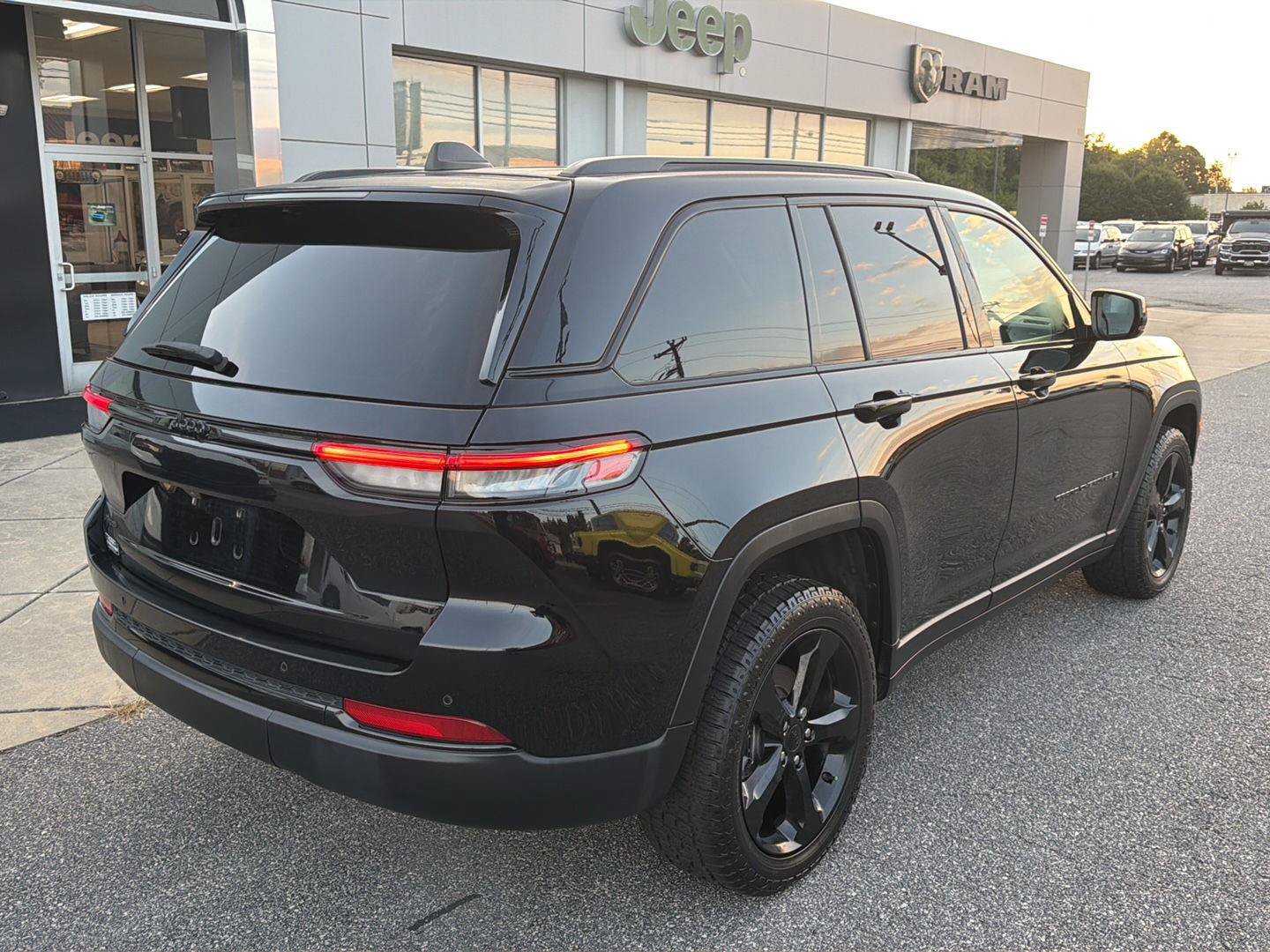 Used 2023 Jeep Grand Cherokee Altitude AWD/4WD image 18