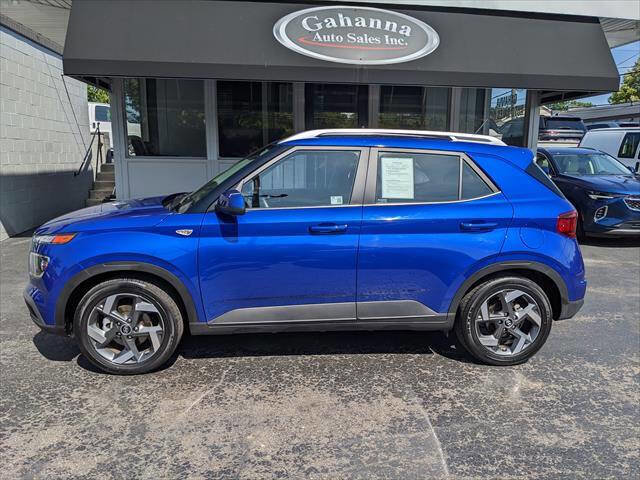 Used 2025 Hyundai Venue SEL FWD image 2
