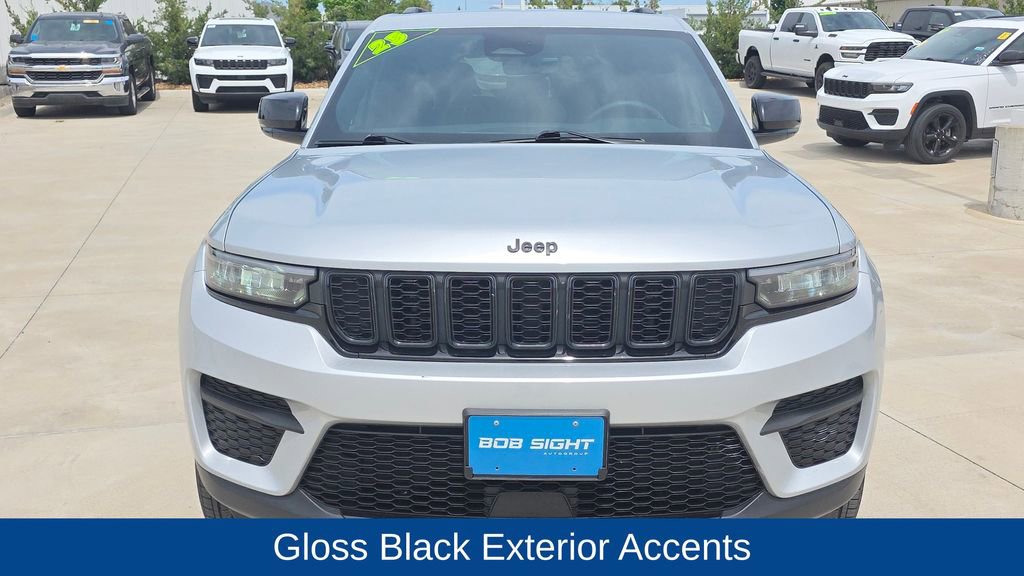 Used 2025 Jeep Grand Cherokee Altitude AWD/4WD image 9