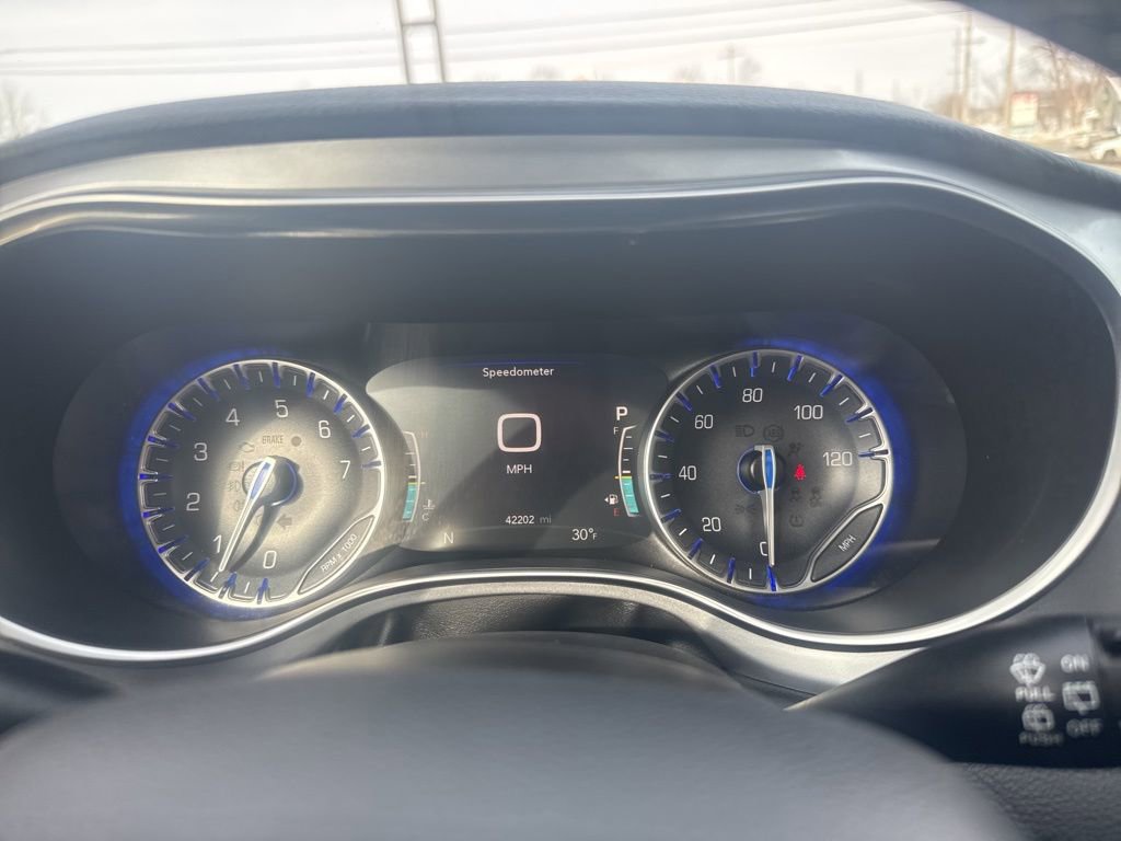 Used 2025 Chrysler Pacifica Limited FWD image 33