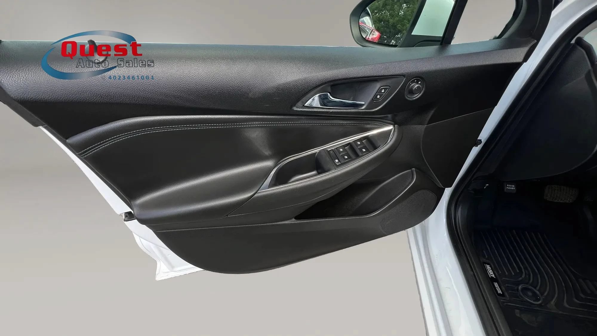 Used 2018 Chevrolet Cruze Premier FWD image 22