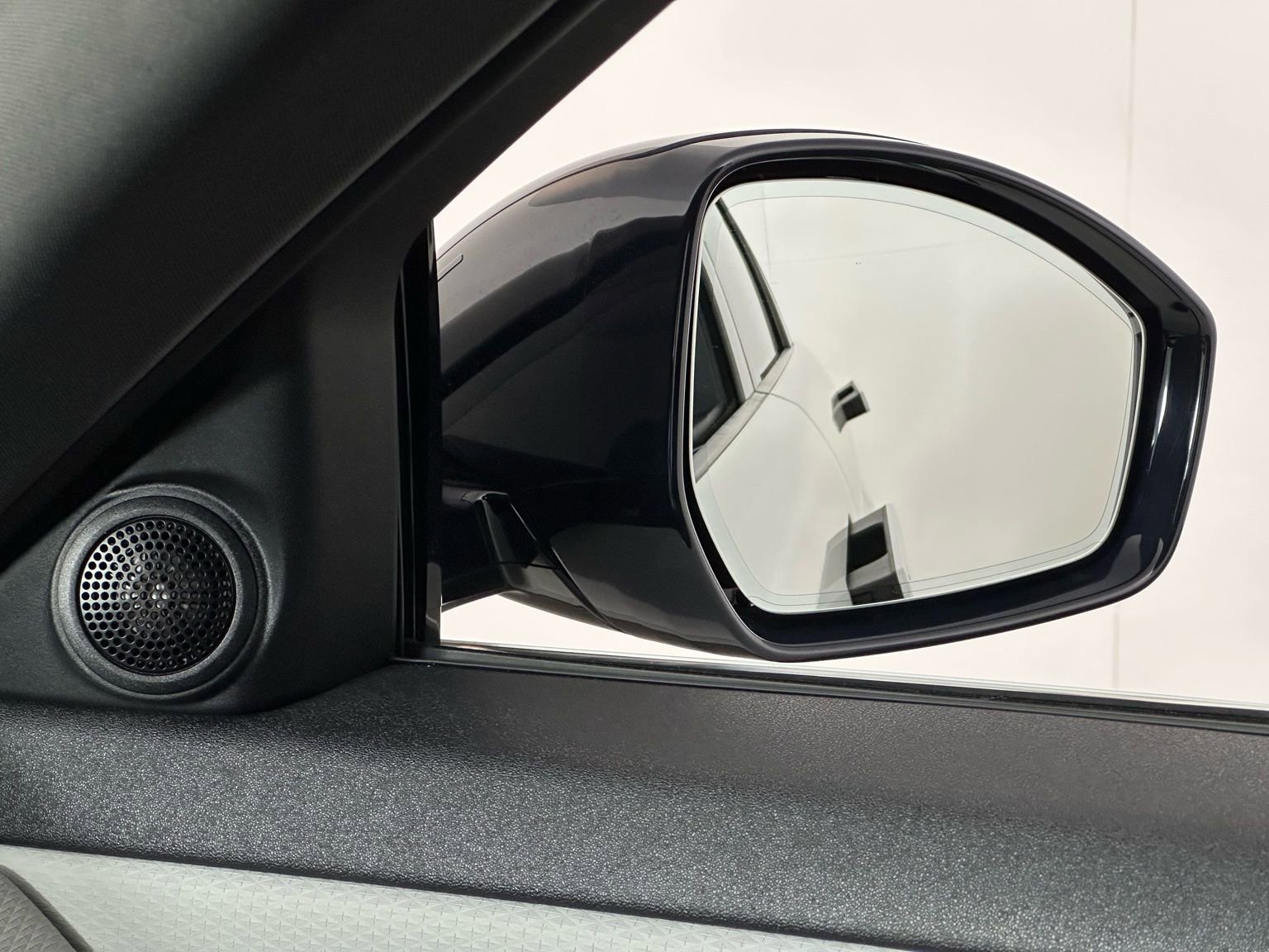 Used 2023 Land Rover Range Rover Evoque R-Dynamic S image 25