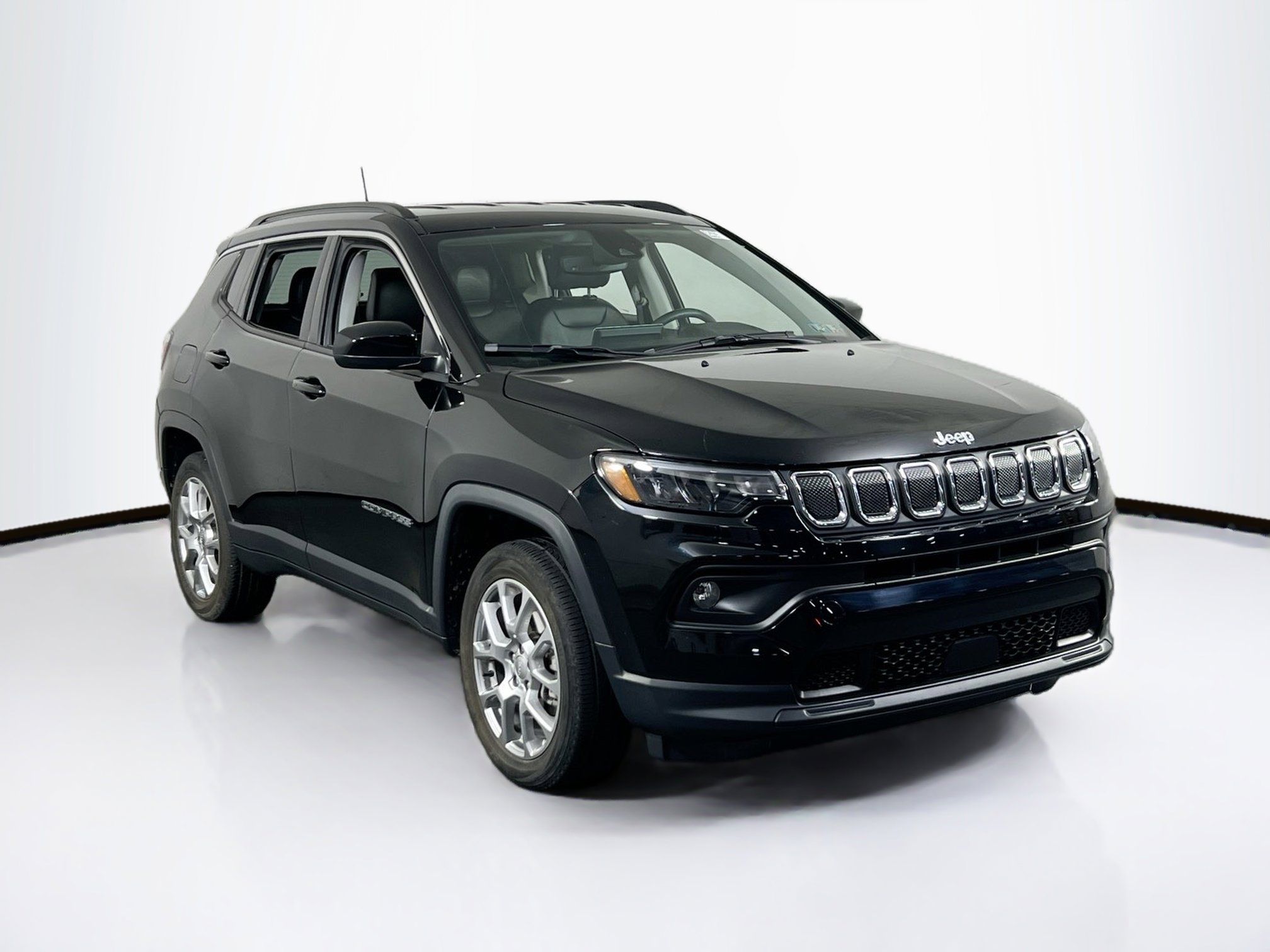 Used 2022 Jeep Compass Latitude image 3