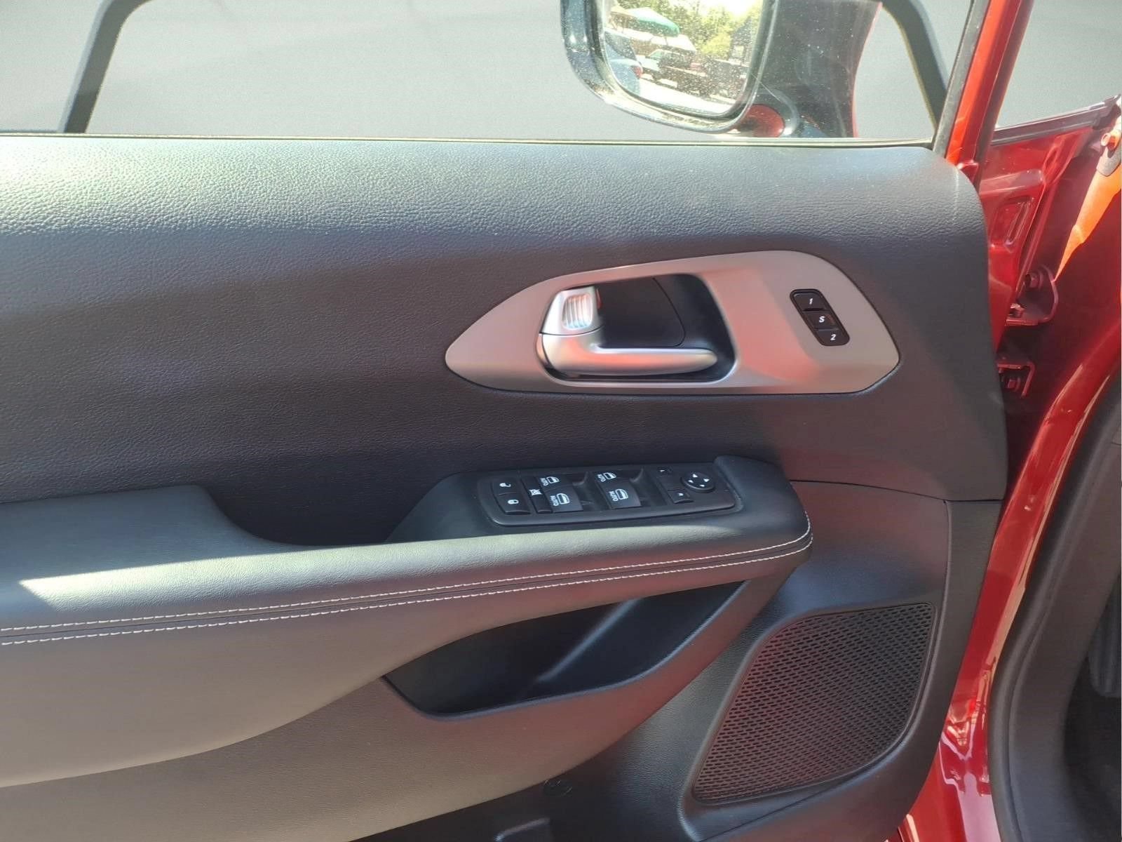 Used 2025 Chrysler Pacifica Select FWD image 9
