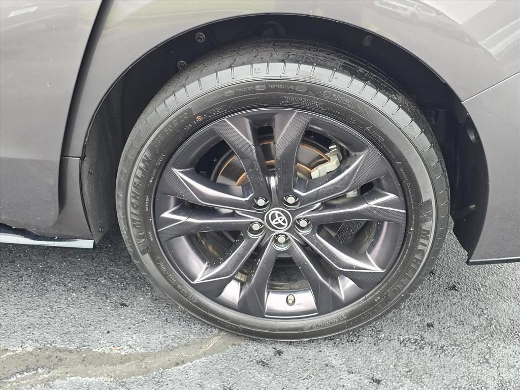 Used 2022 Toyota Sienna XSE FWD image 11