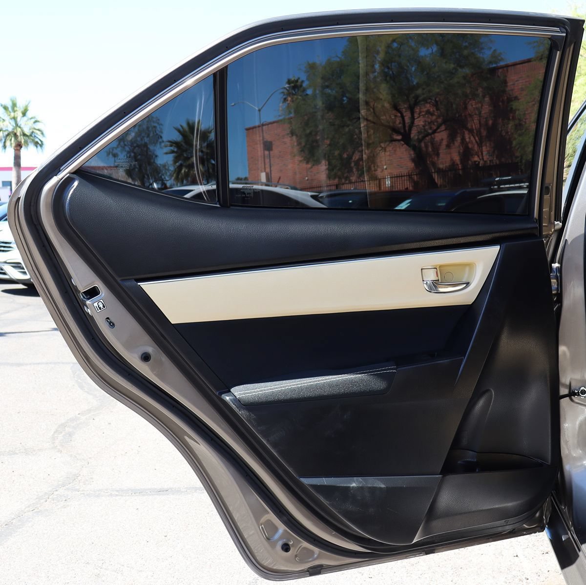 Used 2018 Toyota Corolla LE w/ Carpet Mat Package (TMS) FWD image 28