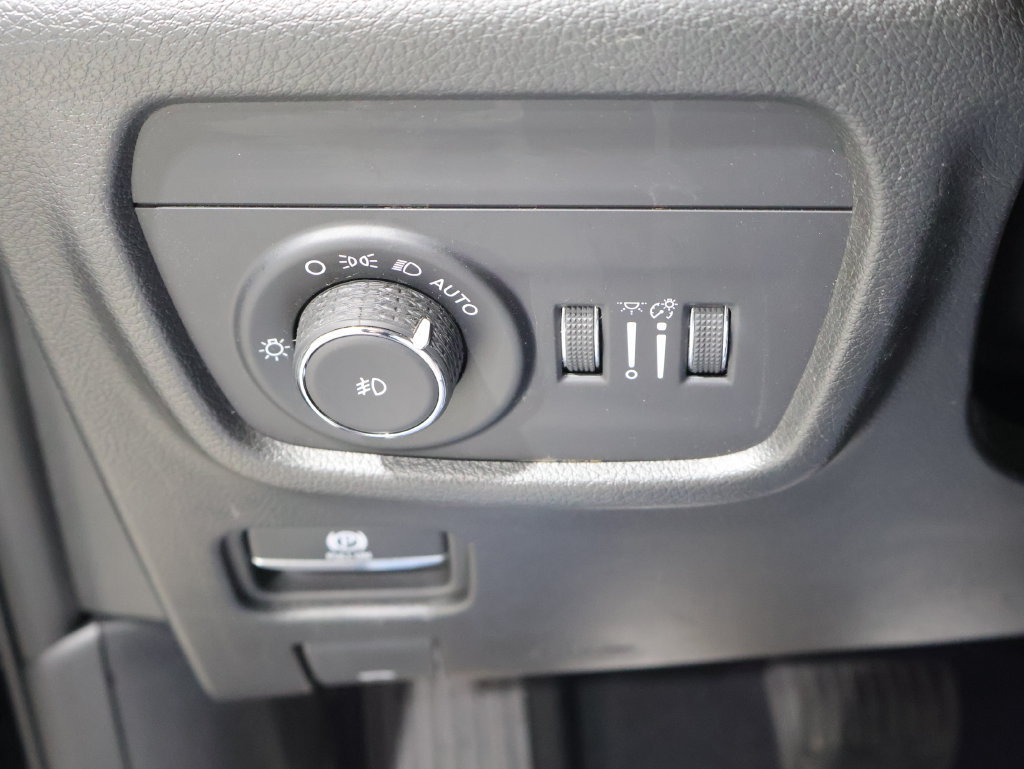Used 2023 Jeep Grand Cherokee Limited w/ Luxury Tech Group II AWD/4WD image 28