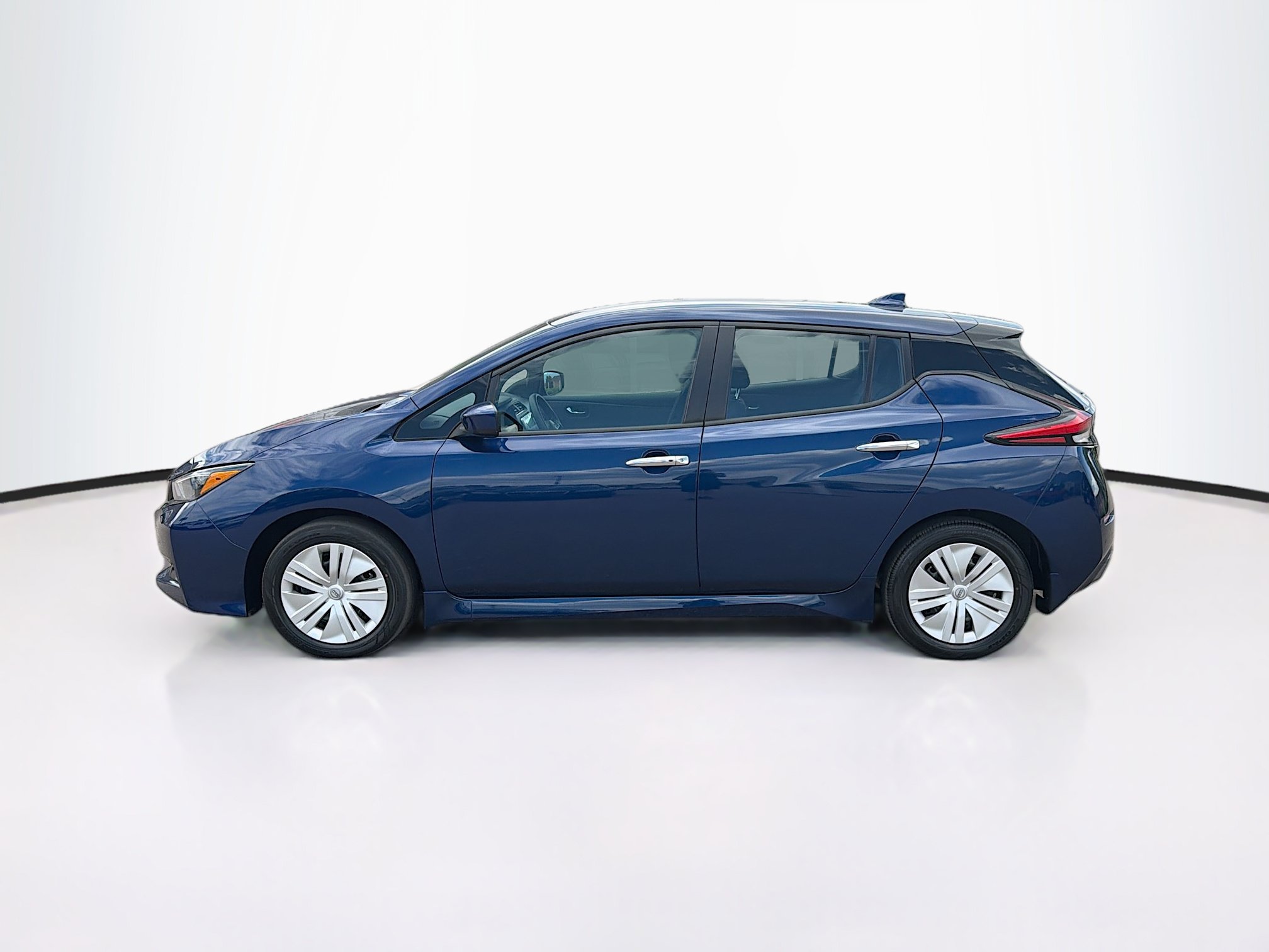Used 2025 Nissan Leaf S FWD image 4
