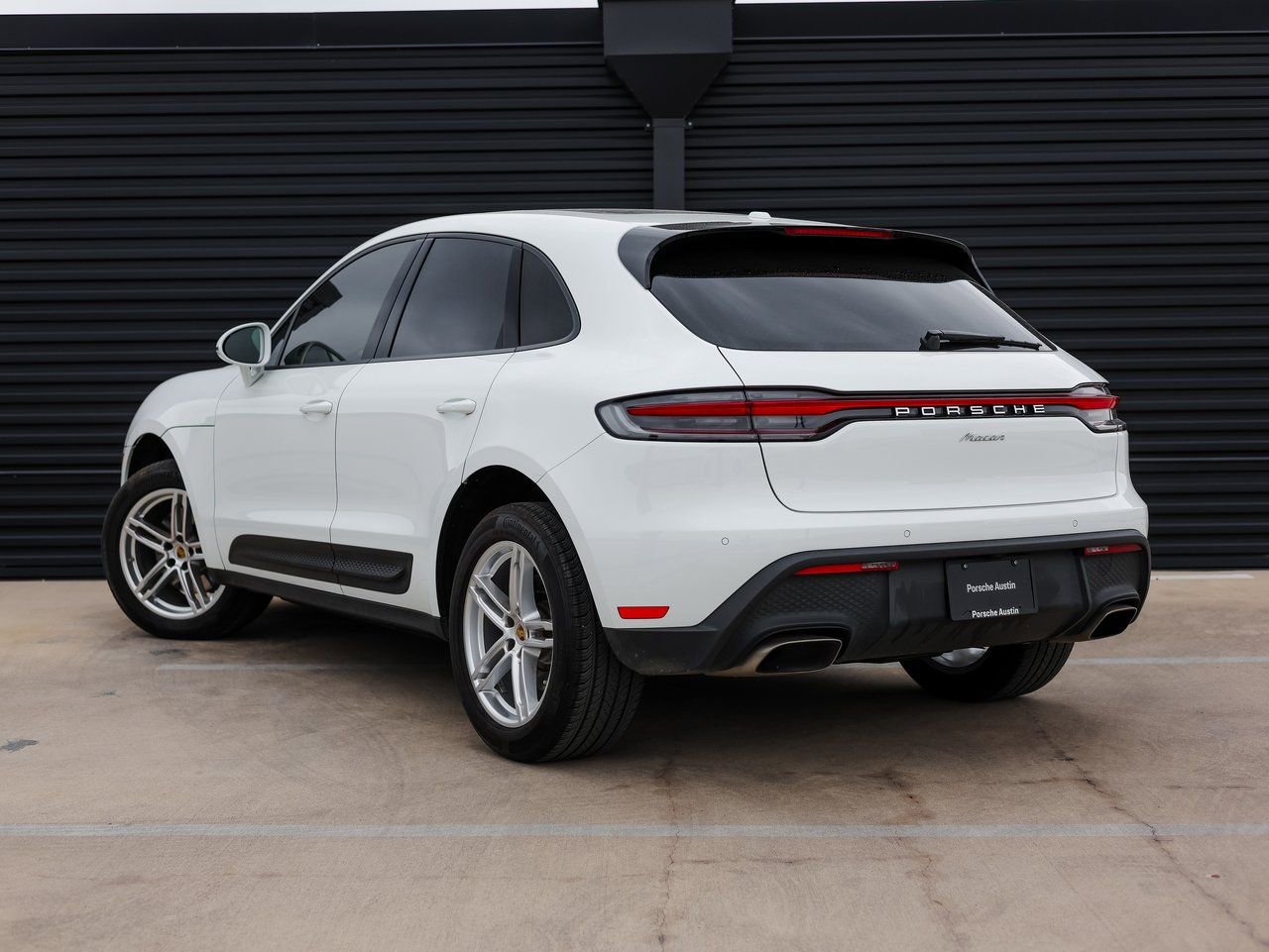 Certified 2022 Porsche Macan AWD/4WD image 3