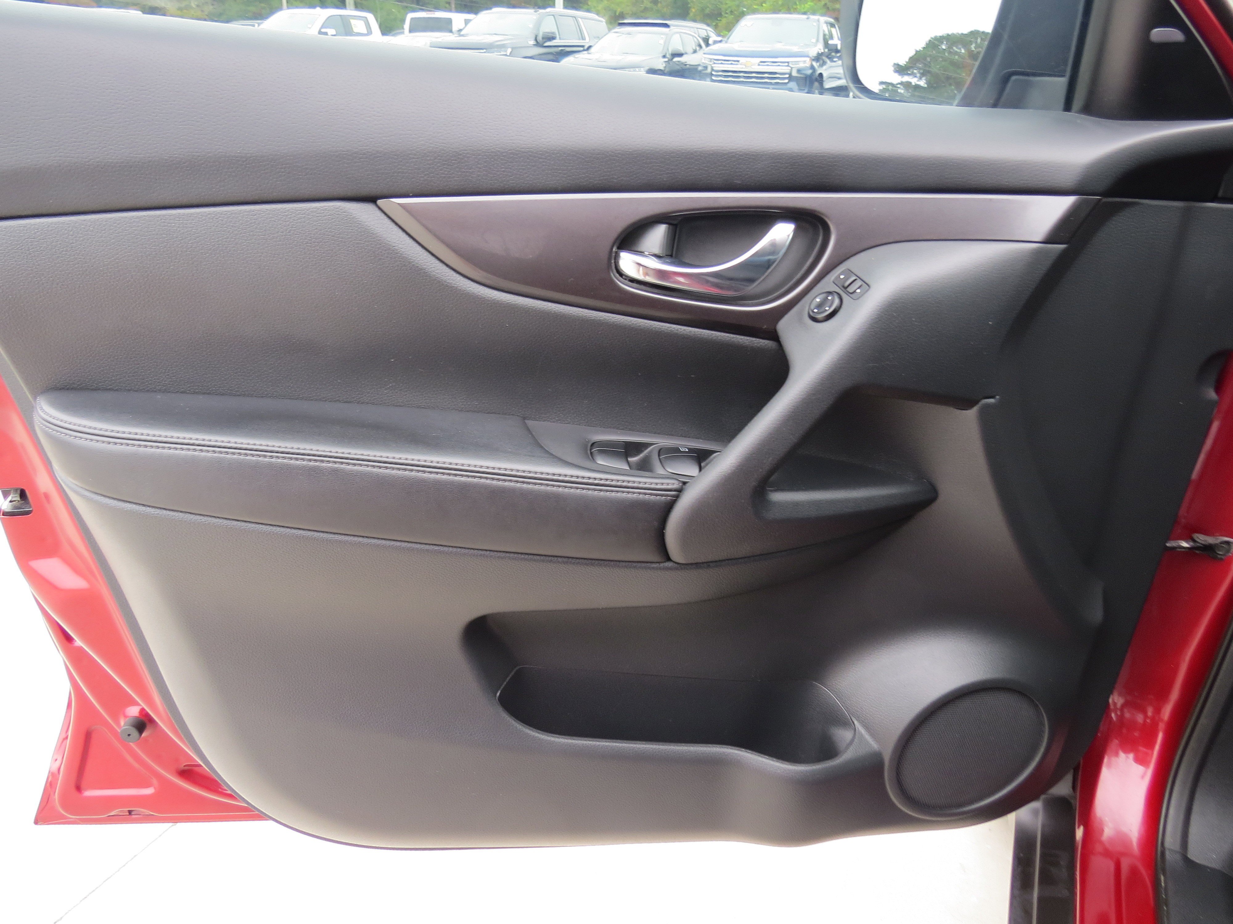 Used 2020 Nissan Rogue SV image 14