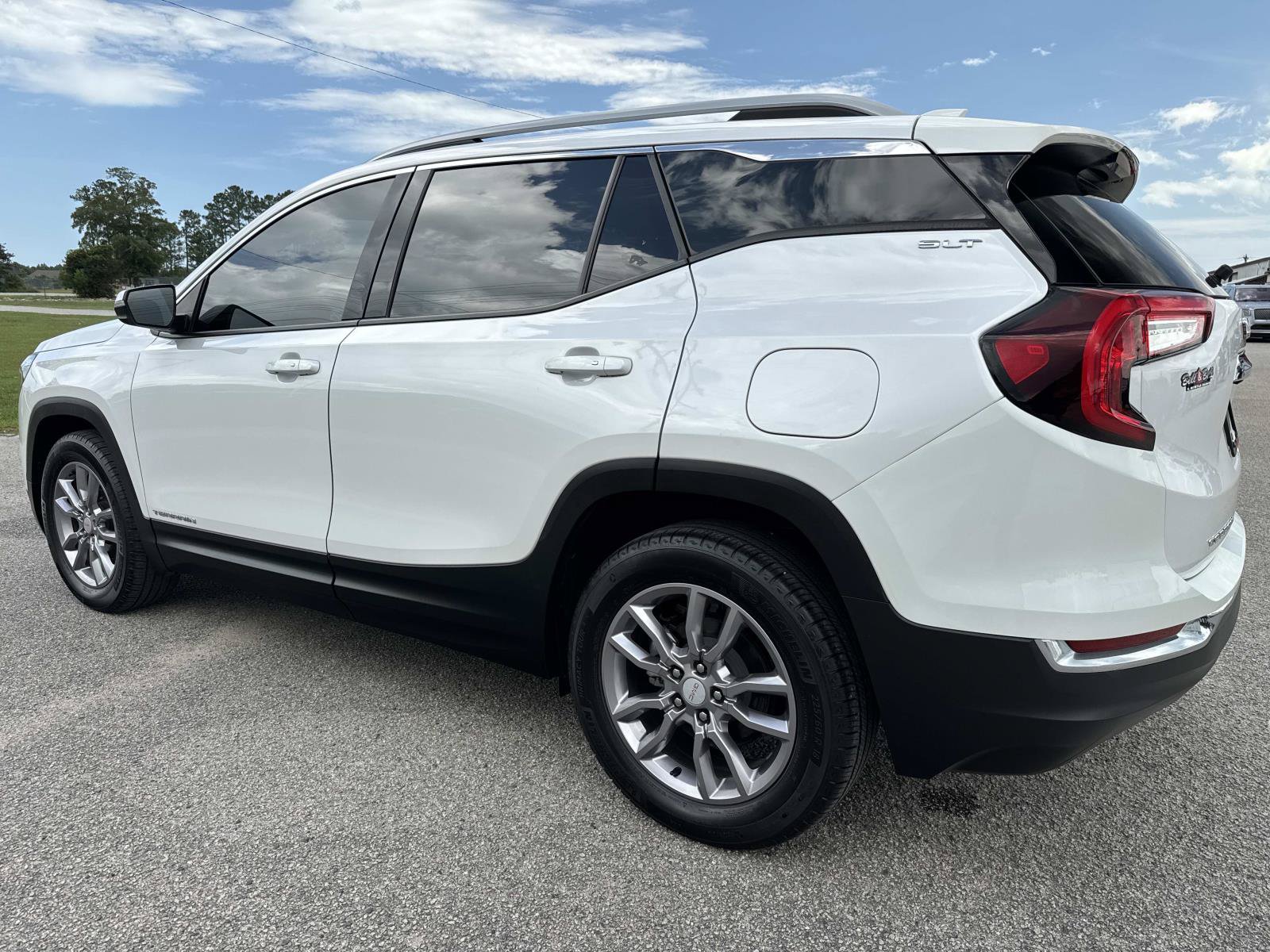 Used 2022 GMC Terrain SLT w/ LPO, Floor Liner Package FWD image 6
