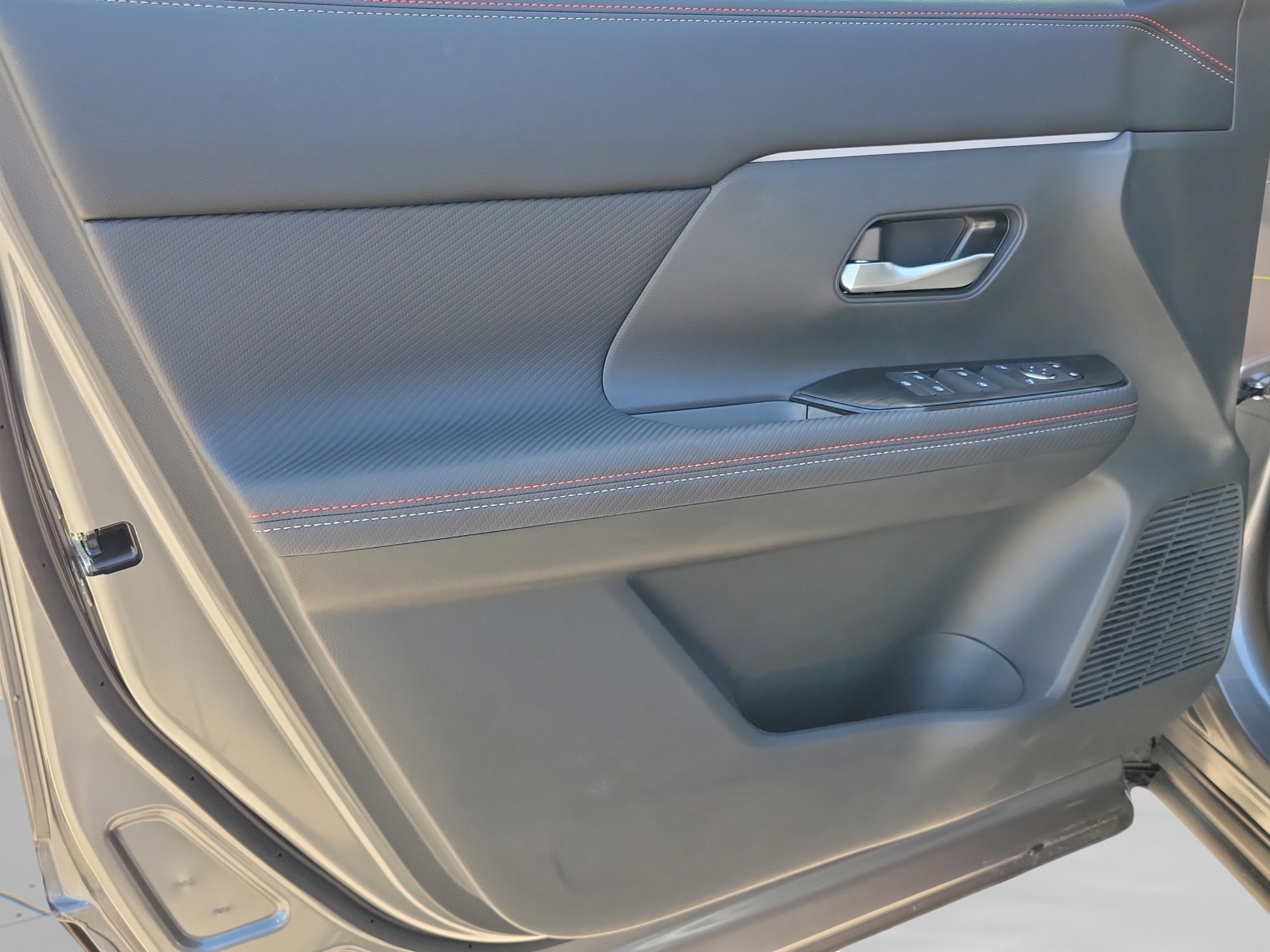 New 2025 Nissan Kicks SR FWD image 17