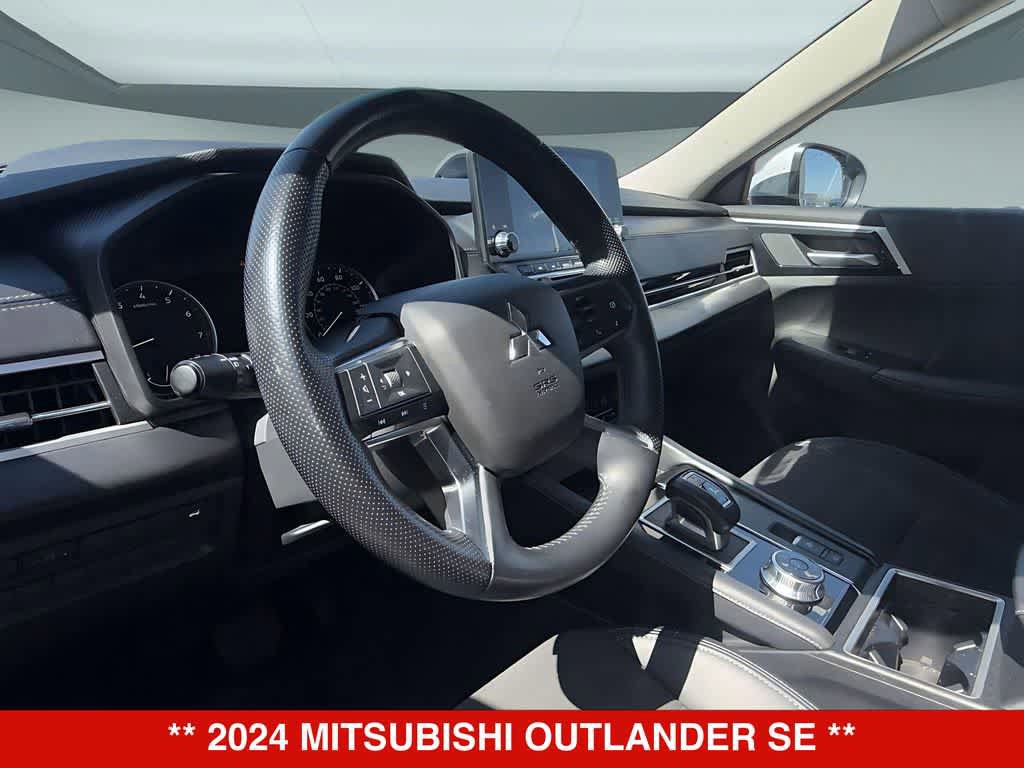 Used 2024 Mitsubishi Outlander SE FWD image 2