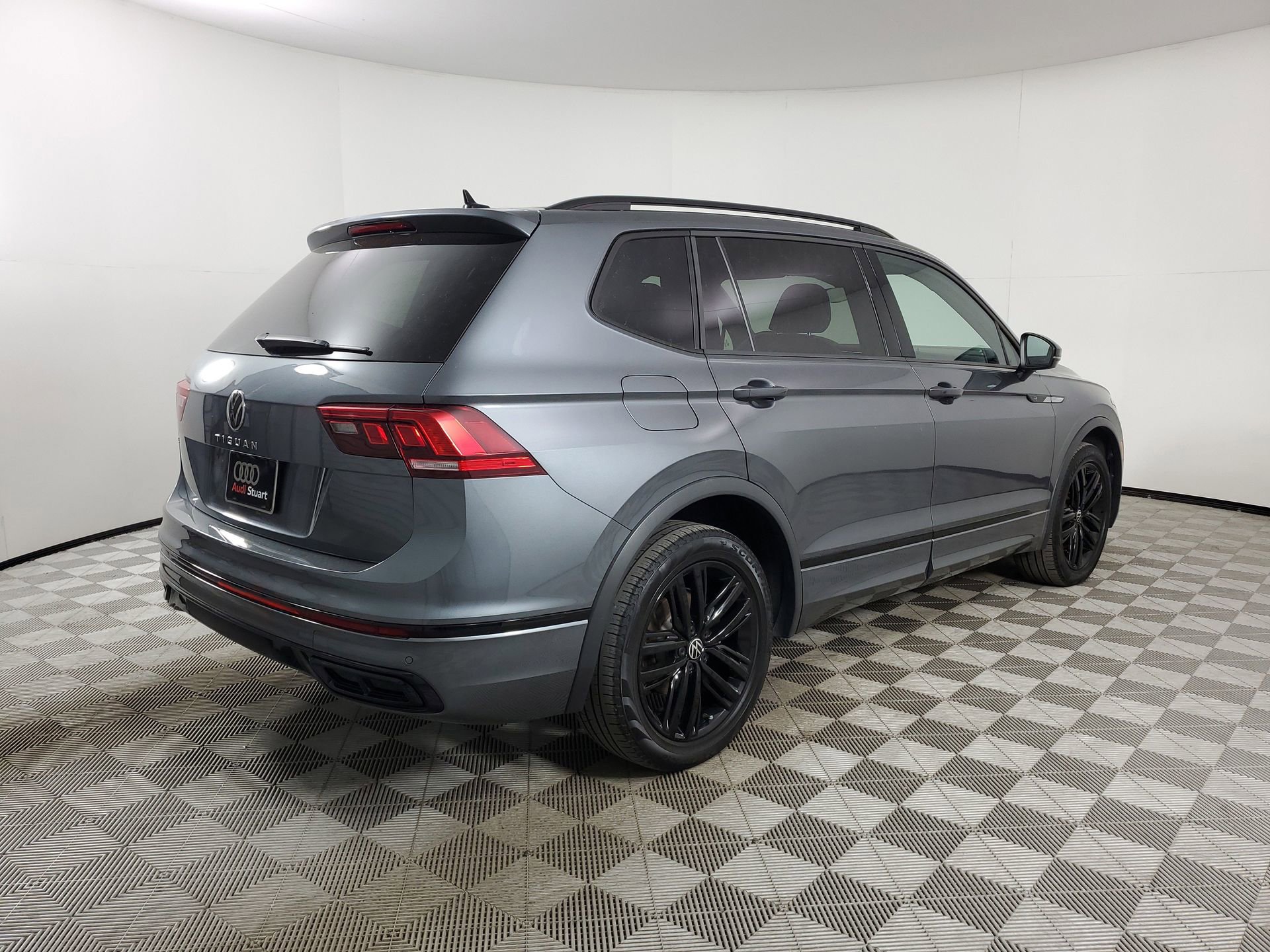 Used 2022 Volkswagen Tiguan SE R-Line image 10