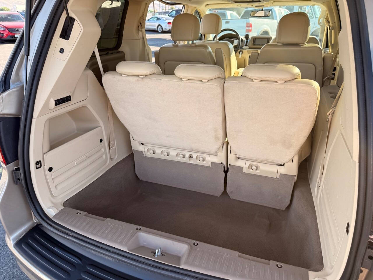 Used 2009 Volkswagen Routan SEL FWD image 8