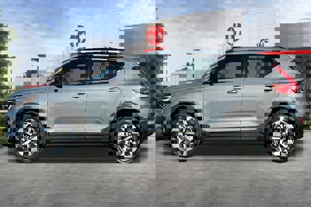 Used 2023 Volvo XC40 B4 Ultimate image 8