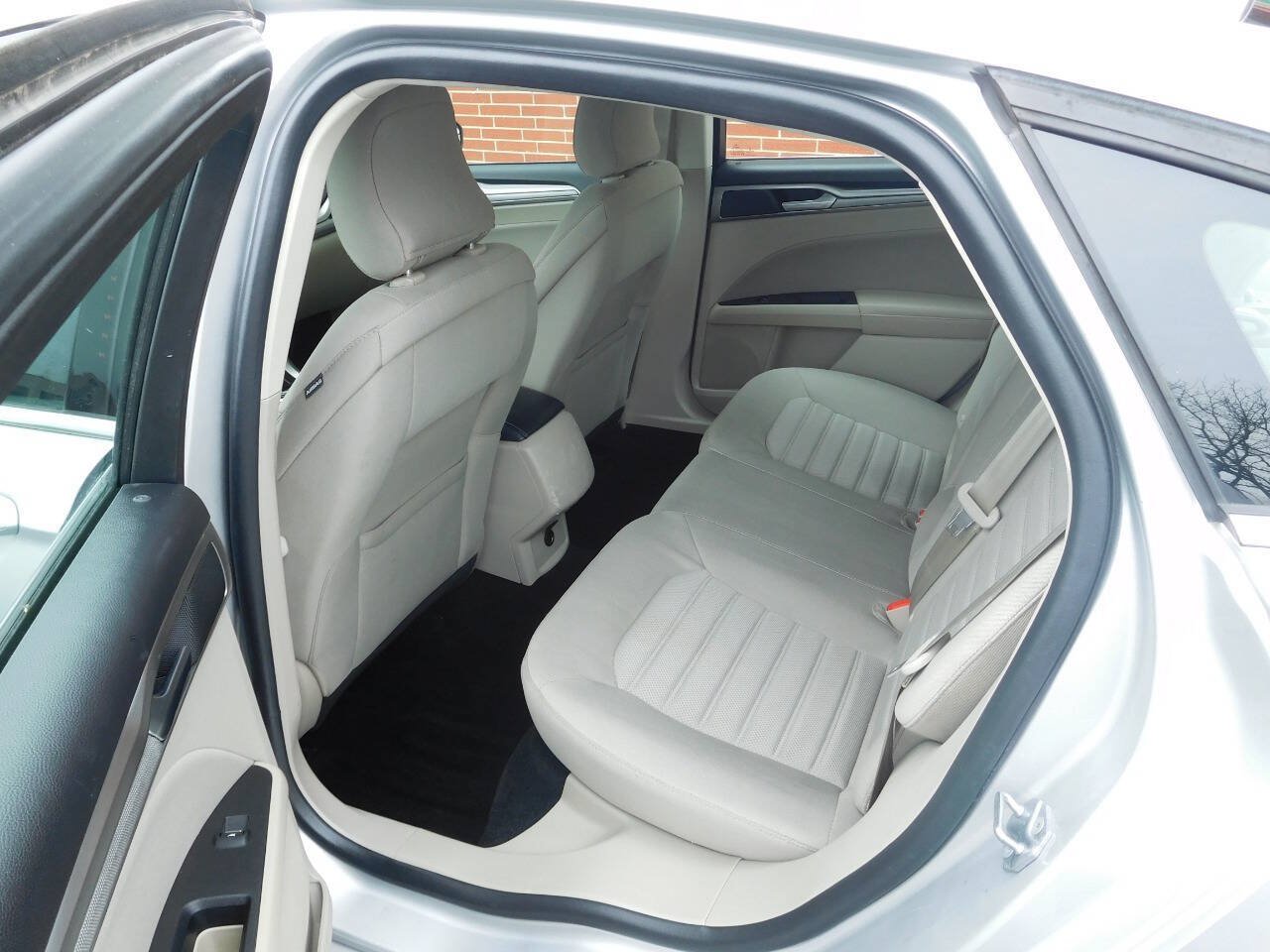 Used 2018 Ford Fusion SE FWD image 11