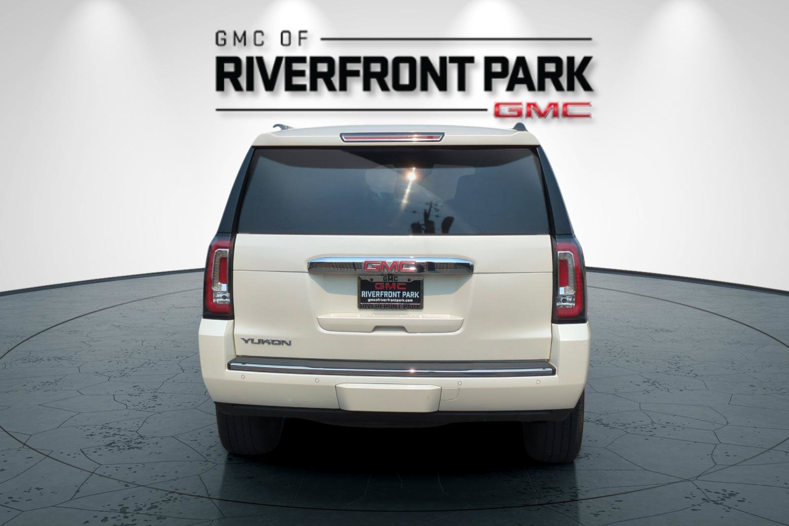 Used 2015 GMC Yukon Denali w/ Premium Package AWD/4WD image 4