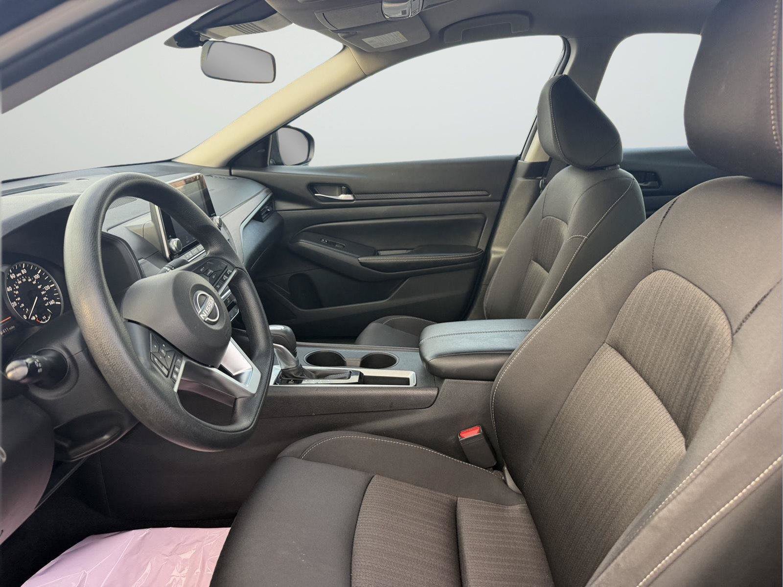 Used 2025 Nissan Altima 2.5 SV FWD image 12