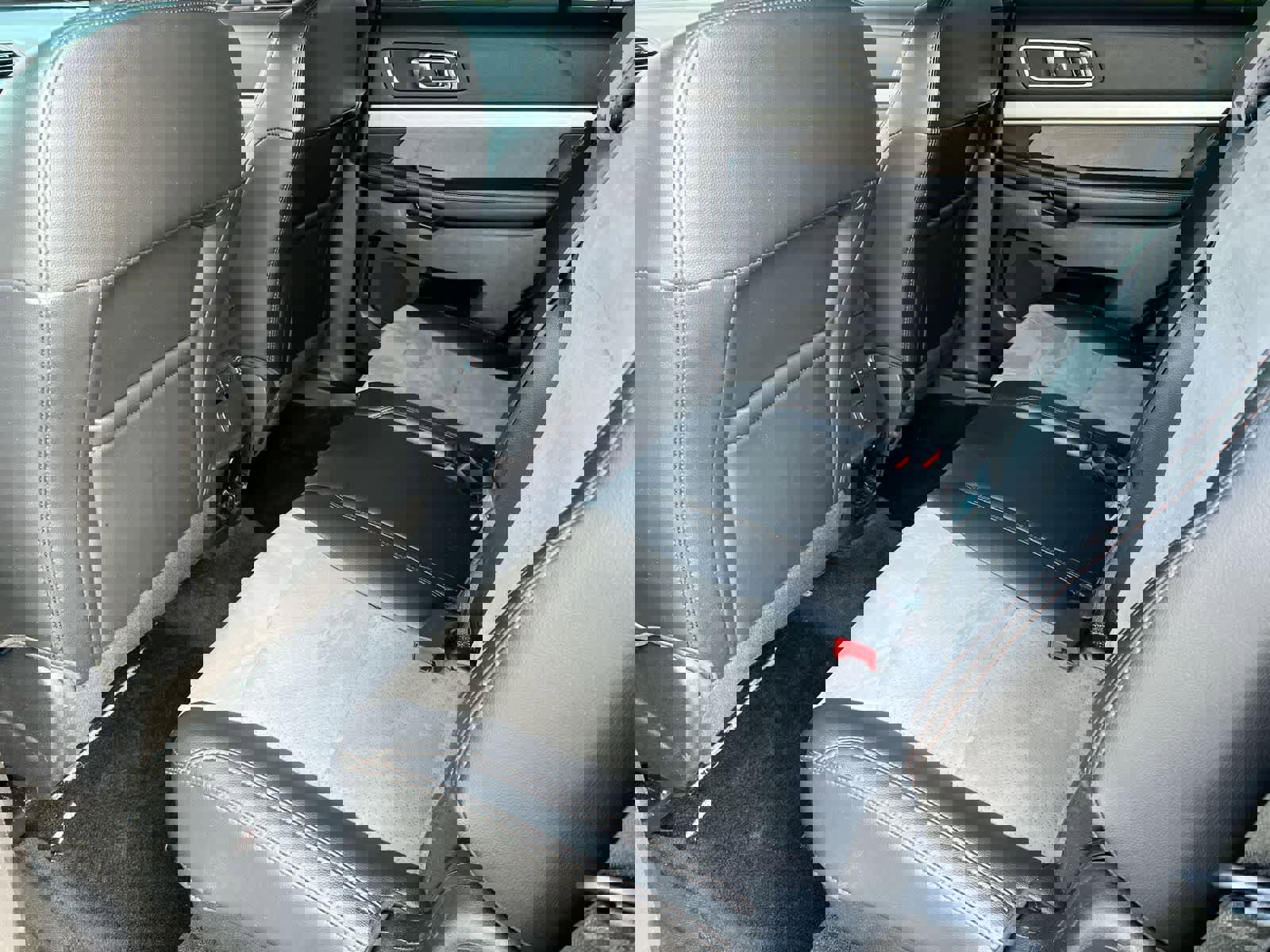 Used 2017 Ford Explorer XLT w/ Equipment Group 202A AWD/4WD image 18